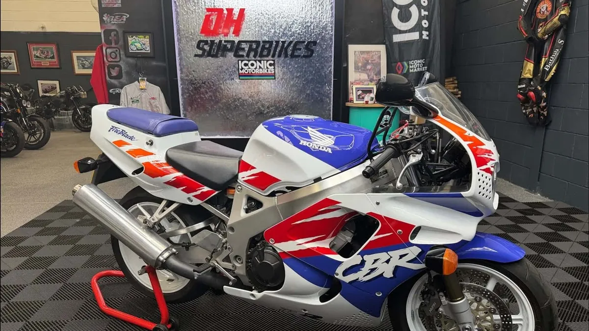 Honda Fireblade Джеймса Мэя выставлена на аукцион. И у Капитана Медленности явно есть свой тип — фото 4