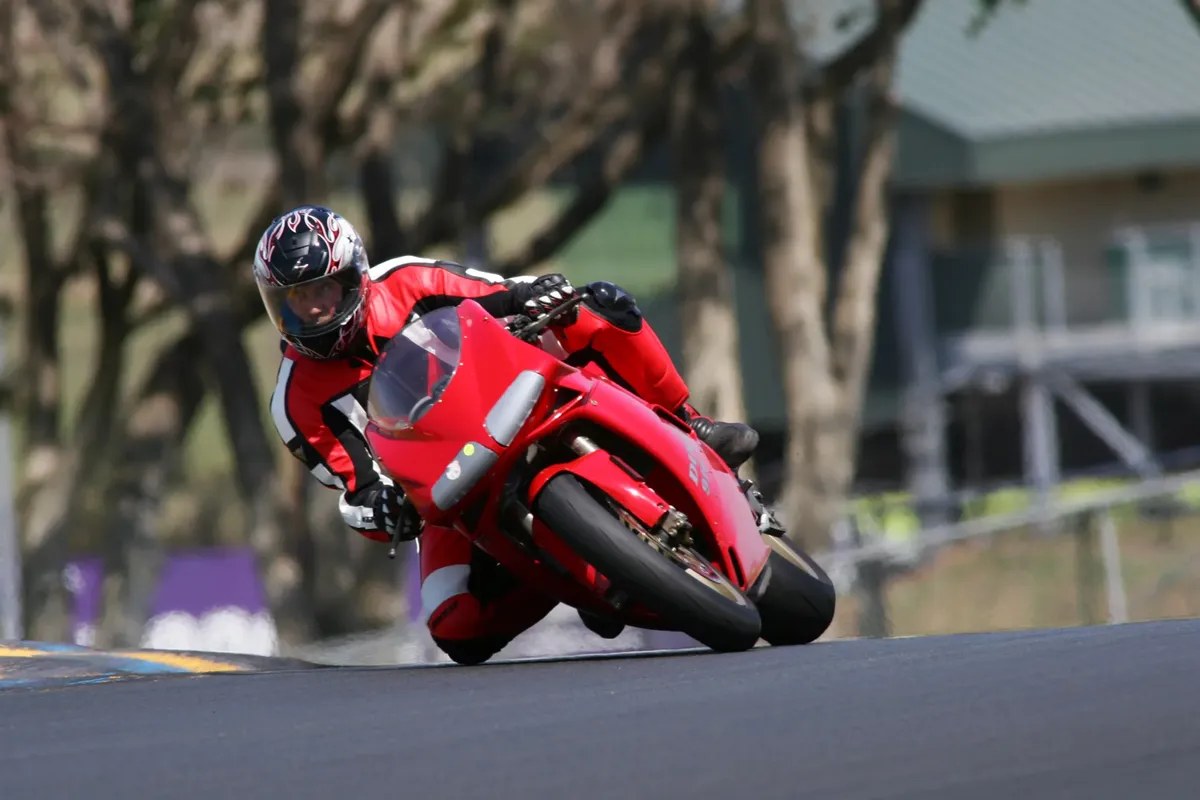 Ducati 916: мотоцикл, который спас Ducati и переопределил дизайн спортбайков
