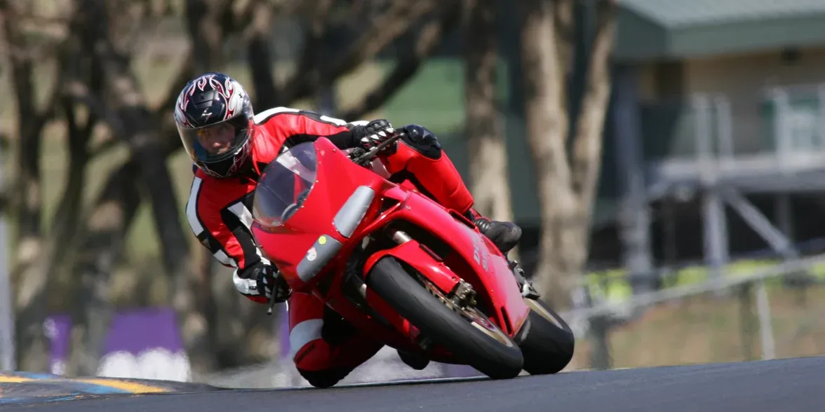 Ducati 916: мотоцикл, который спас Ducati и переопределил дизайн спортбайков — фото 2