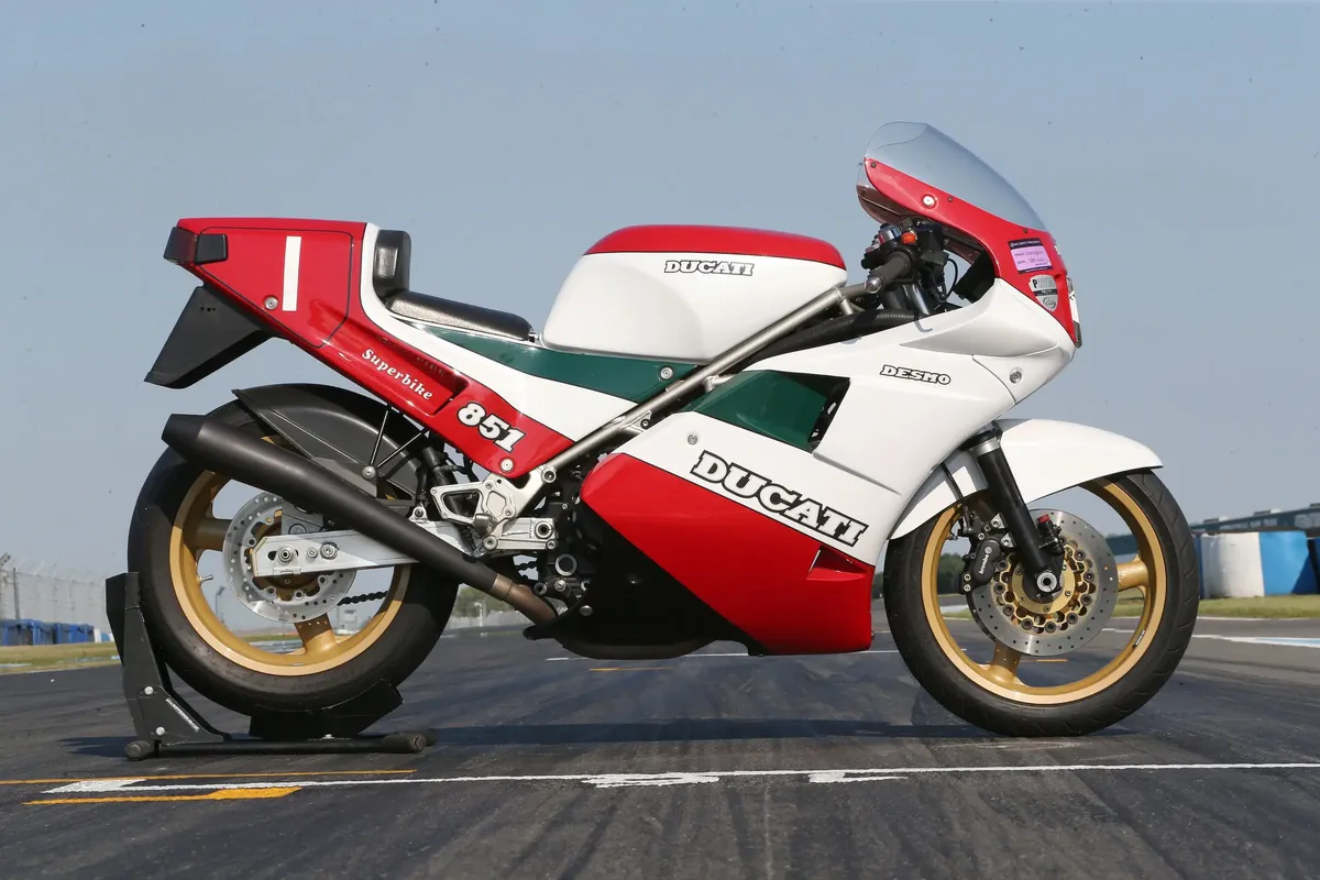 Ducati 916: мотоцикл, который спас Ducati и переопределил дизайн спортбайков — фото 3