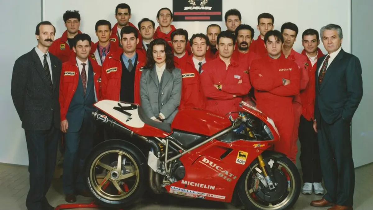Ducati 916: мотоцикл, который спас Ducati и переопределил дизайн спортбайков — фото 4