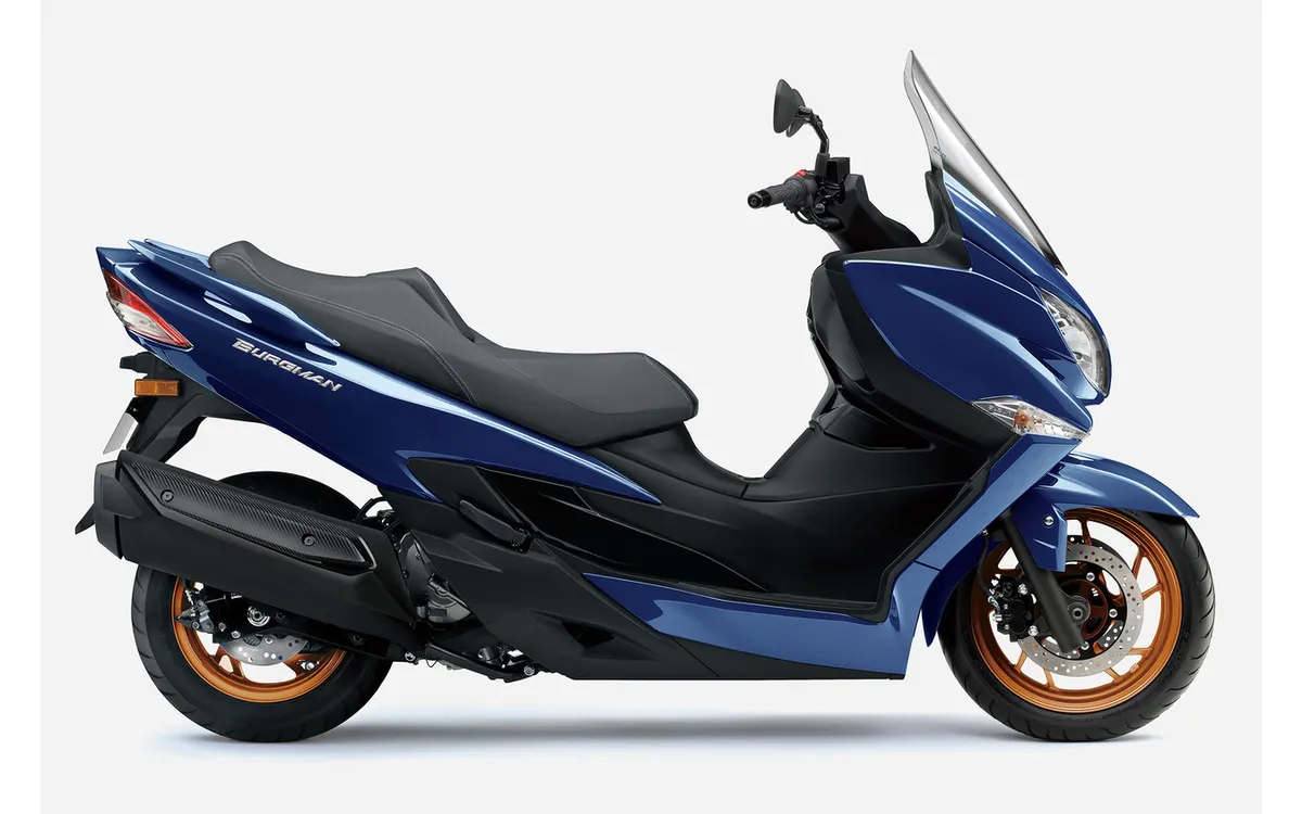 Suzuki представила люксовый скутер Burgman 400 2026 модельного года по цене 980 100 иен — фото 2