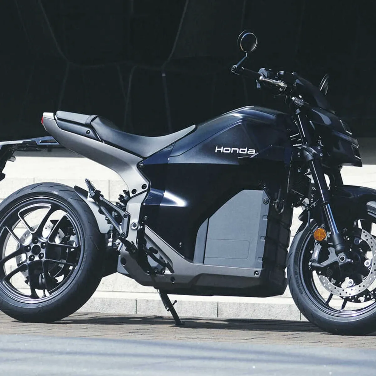 Электрический мотоцикл Honda настолько эксклюзивен, что его нельзя даже купить outright — фото 3