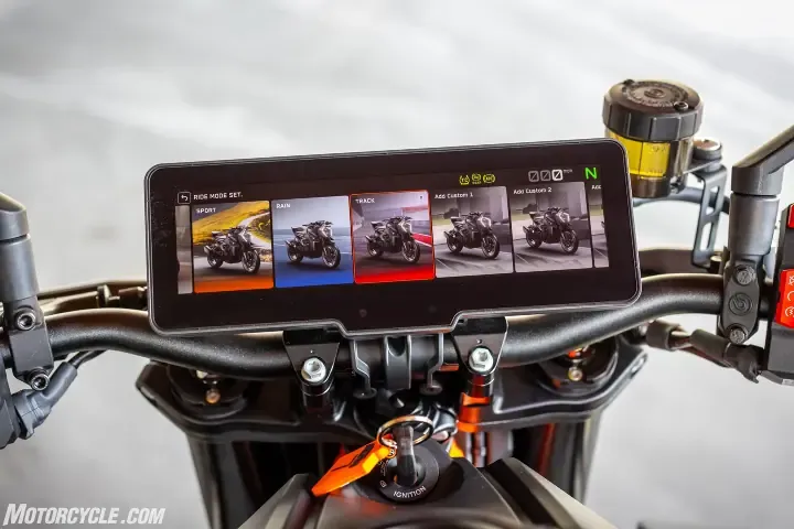 Плюсы и минусы: KTM 990 Duke R 2026 — фото 2