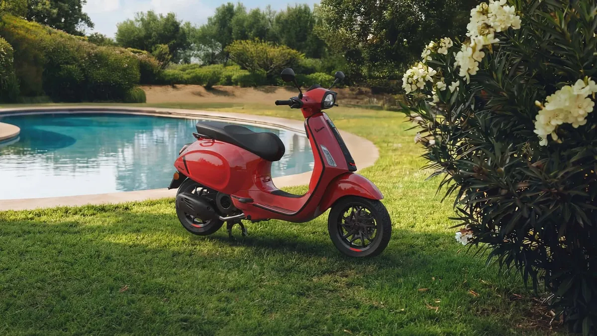 Vespa Primavera и Sprint S 2026 года: дисковые тормоза, экраны LCD и новые цвета