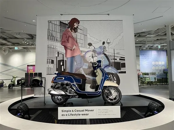 Новый скутер Yamaha Fazzio: представлена коллаборационная модель с иллюстратором utu в Yokohama E-Ride Base