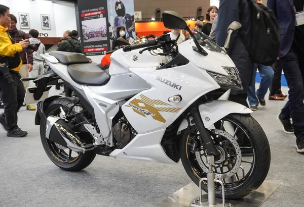 Слишком красивая комбинация перламутрово-белого и серебристого: новый цвет Suzuki GSX-S250 представлен на Токийском мотоциклетном шоу 2026