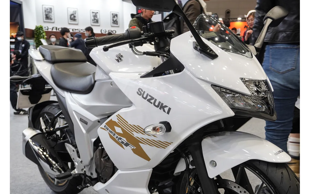 Слишком красивая комбинация перламутрово-белого и серебристого: новый цвет Suzuki GSX-S250 представлен на Токийском мотоциклетном шоу 2026