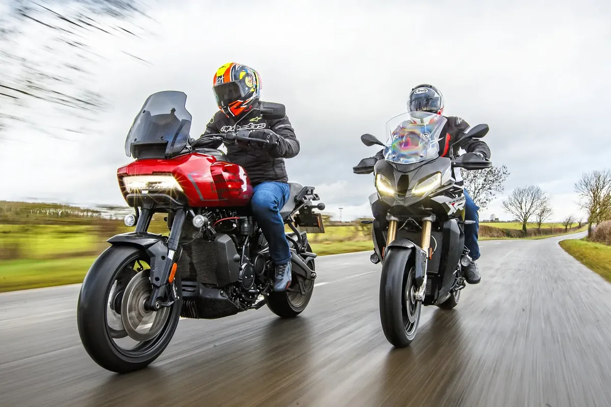 Спортбайк на спорт-турере: сравнение Harley-Davidson Pan America 1250 ST и BMW S1000XR