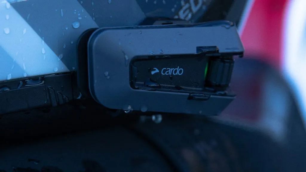 Cardo представила новую гарнитуру Packtalk Edge для мотошлемов — фото 2