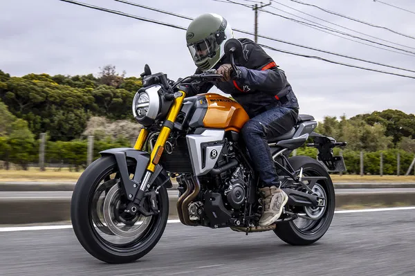 Тест-драйв Suzuki GSX-8T: не просто «ретро», а мощный современный нейкед