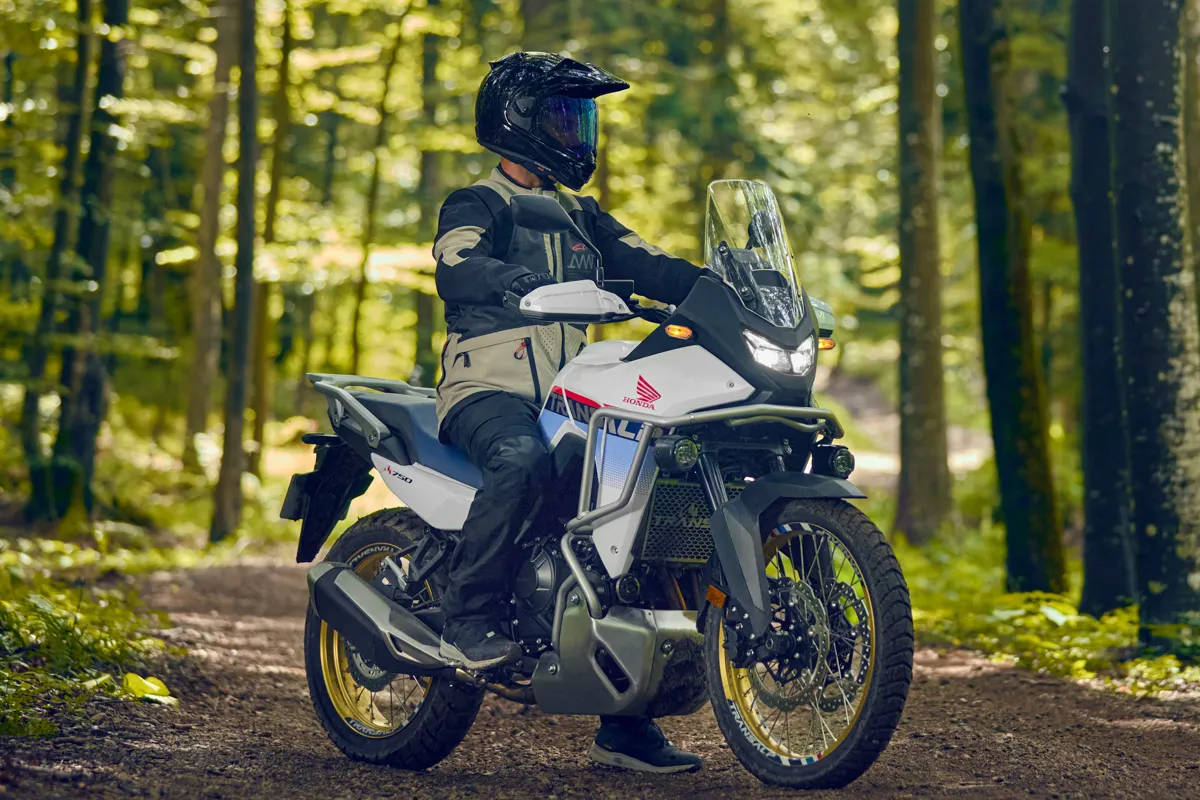 Honda Transalp 750 2025 выходит на малайзийский рынок: цена и оснащение