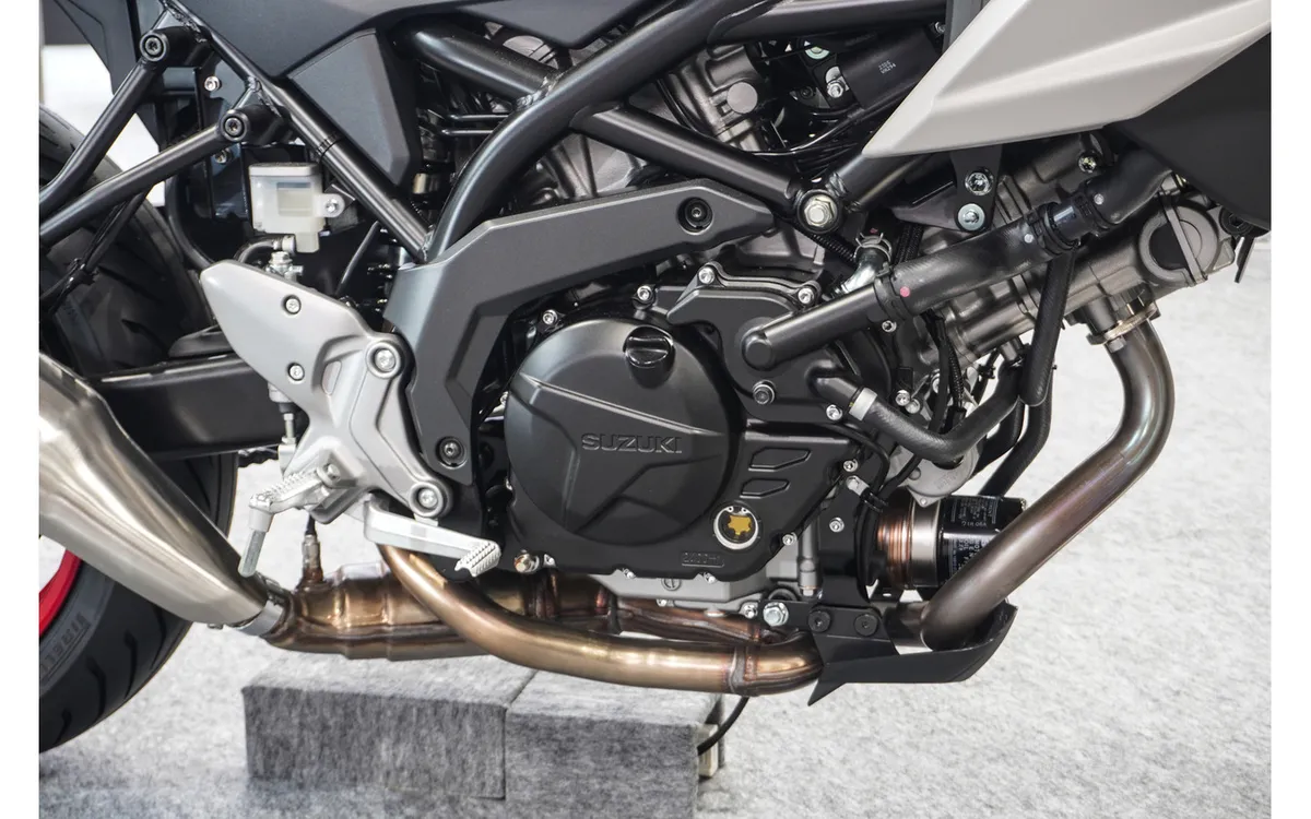 Suzuki представила новый кроссовер SV-7GX с V-образным двухцилиндровым двигателем на Осака-шоу 2026 — фото 3