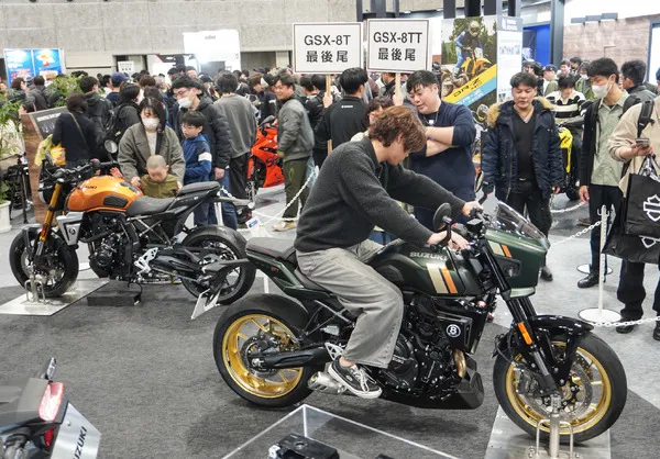 Непохожий на Suzuki? Новый неоретро-байк GSX-8T и GSX-8TT привлекают внимание на Осака Моторцикл Шоу 2026