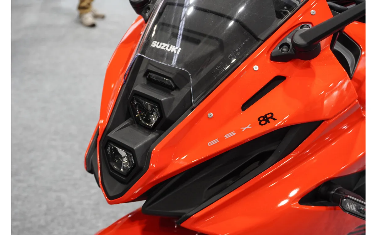 Сюрприз от Suzuki — новый «ярко-оранжевый» GSX-8R! Официальное объявление в ближайшее время... Мотосалон в Осаке 2026 — фото 2