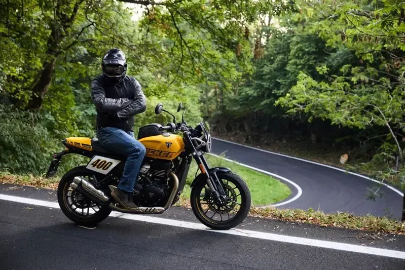 Рождённая на flat track, но вынужденная выйти на дорогу: тест Triumph Tracker 400