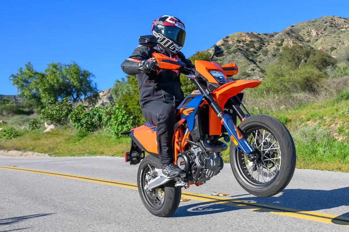Обзор KTM 690 SMC R 2026: 9 супермото фактов