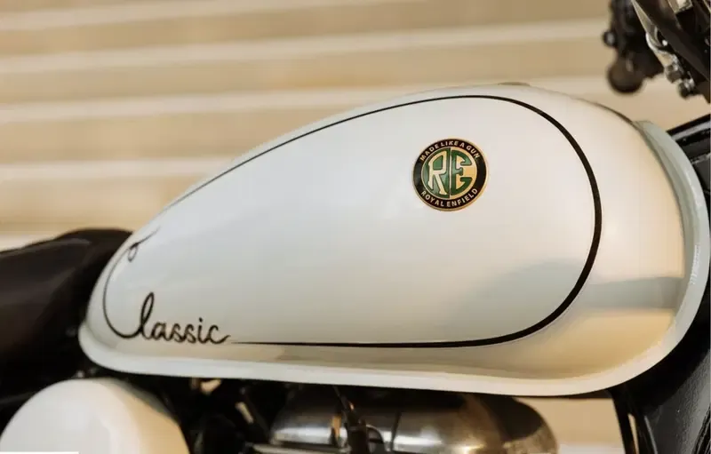Royal Enfield представила Classic 350 Signature White Edition — фото 2