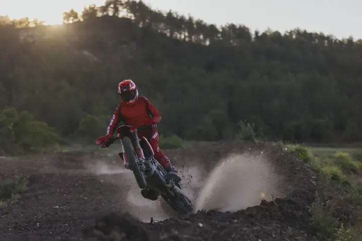 5 ключевых особенностей Ducati Desmo450 EDS 2027 модельного года — фото 3
