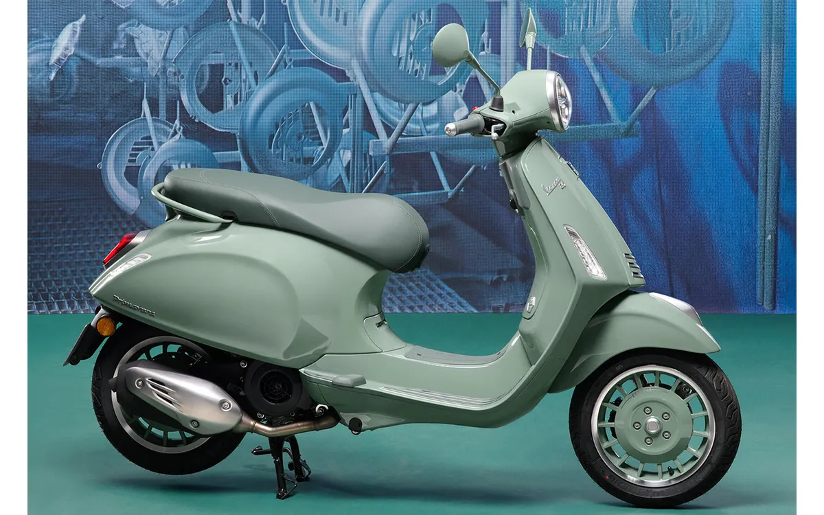 Восстановлена решетка радиатора: выпущена лимитированная версия Vespa Primavera 80th в честь 80-летия бренда — фото 3