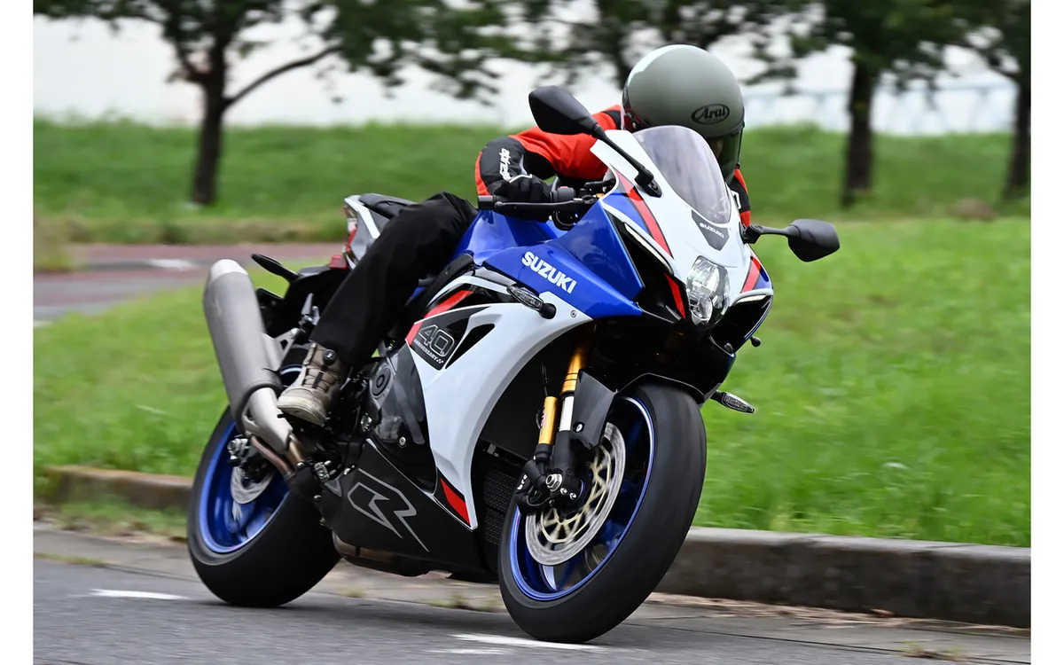 Тест-драйв Suzuki GSX-R1000R: почему литровый спортбайк интересен на обычных дорогах — фото 2