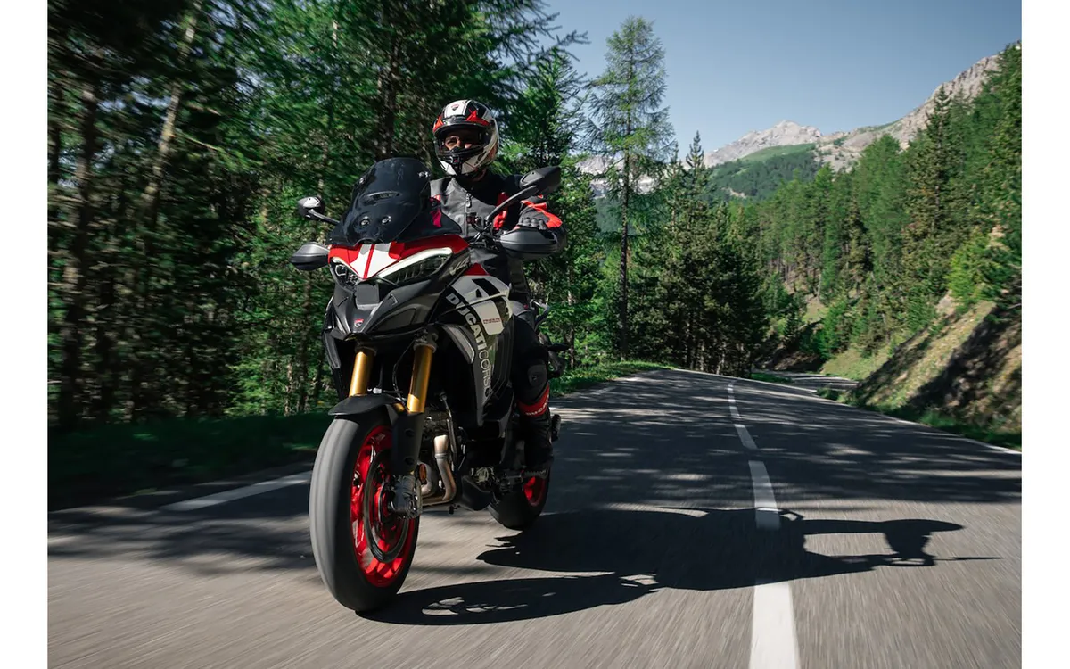 Ducati представила новую раскраску Multistrada V4 Pikes Peak 2027, вдохновленную MotoGP — фото 3