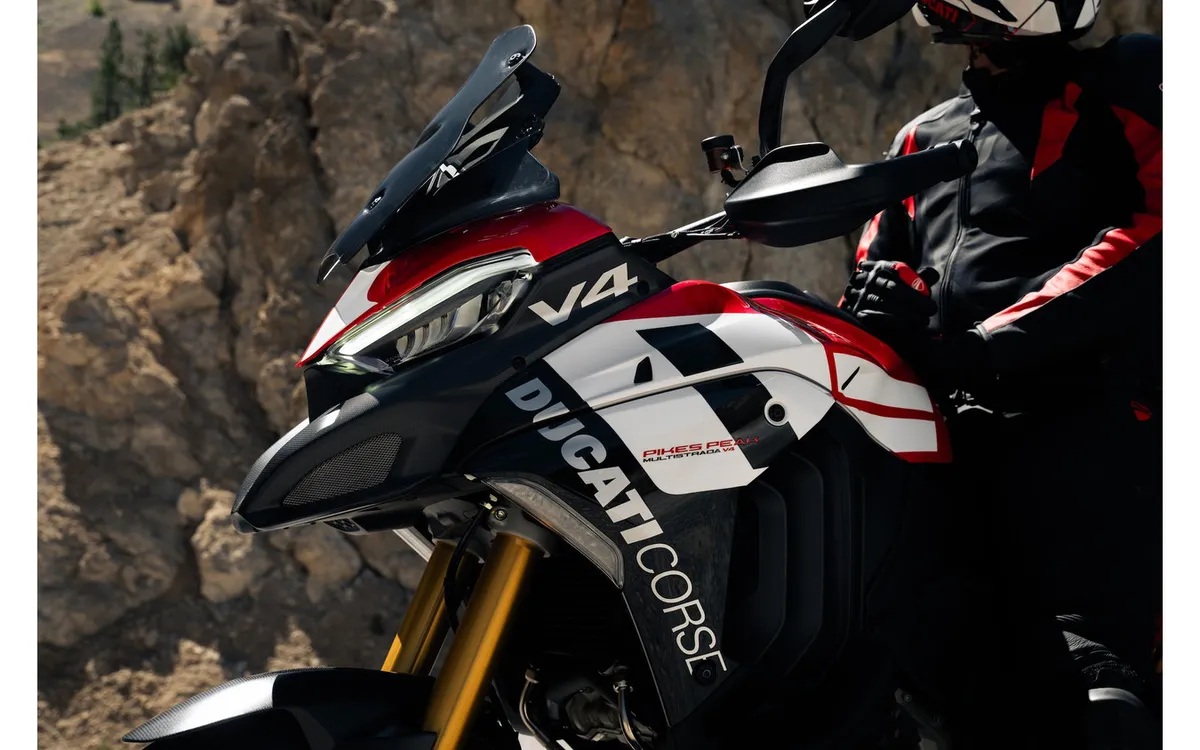 Ducati представила новую раскраску Multistrada V4 Pikes Peak 2027, вдохновленную MotoGP — фото 4