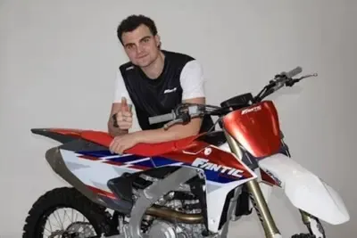 Хорхе Мартин в роли модели: пилот Aprilia стал новым лицом бренда 100% — фото 3