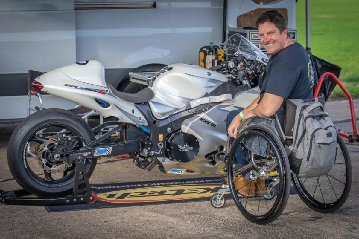 Мечта становится реальностью: Талан Скилз-Пиггинс разгоняет Suzuki Hayabusa до скорости свыше 322 км/ч — фото 2
