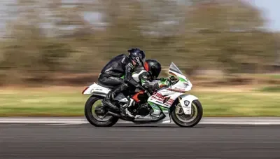 Мечта становится реальностью: Талан Скилз-Пиггинс разгоняет Suzuki Hayabusa до скорости свыше 322 км/ч — фото 3