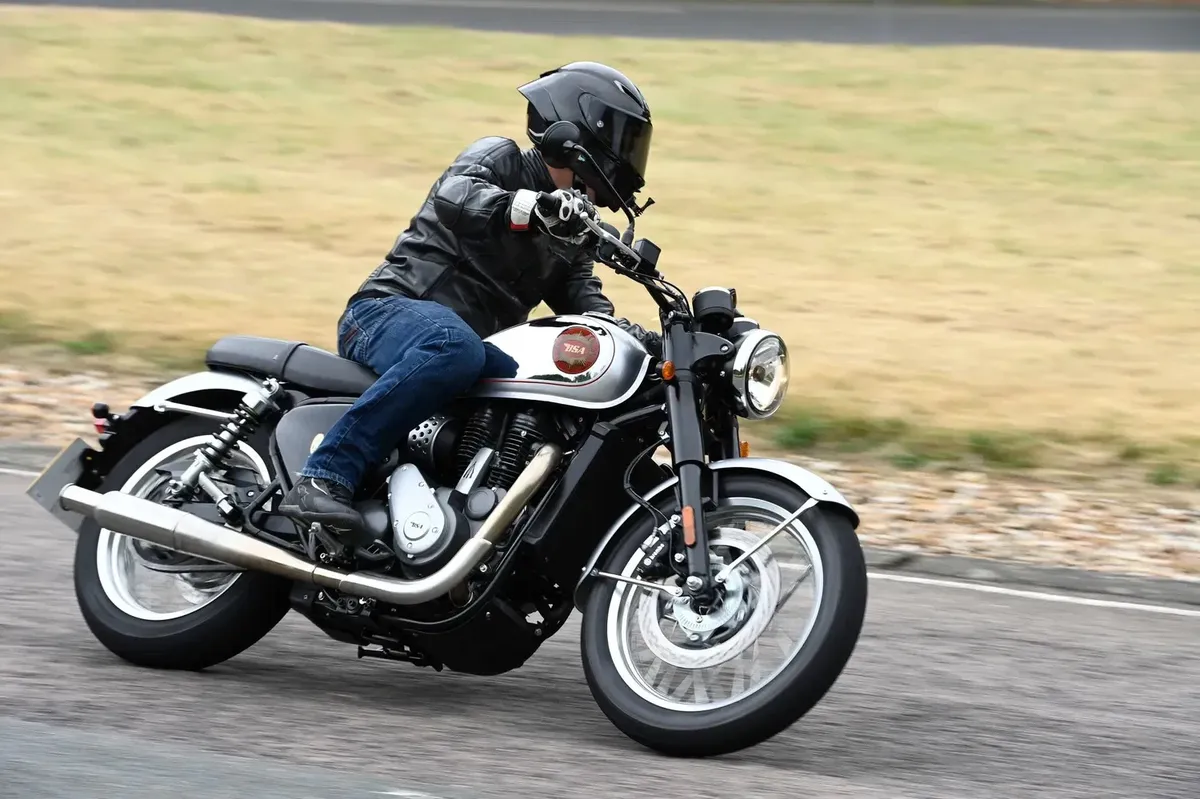 BSA Gold Star 650 получила специальные версии в цветах Birmingham Blue и Brooklands Black — фото 3