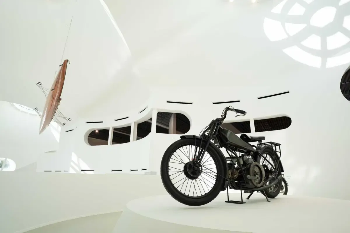 Завод Moto Guzzi открыт круглый год: новый график работы на предстоящий сезон — фото 3