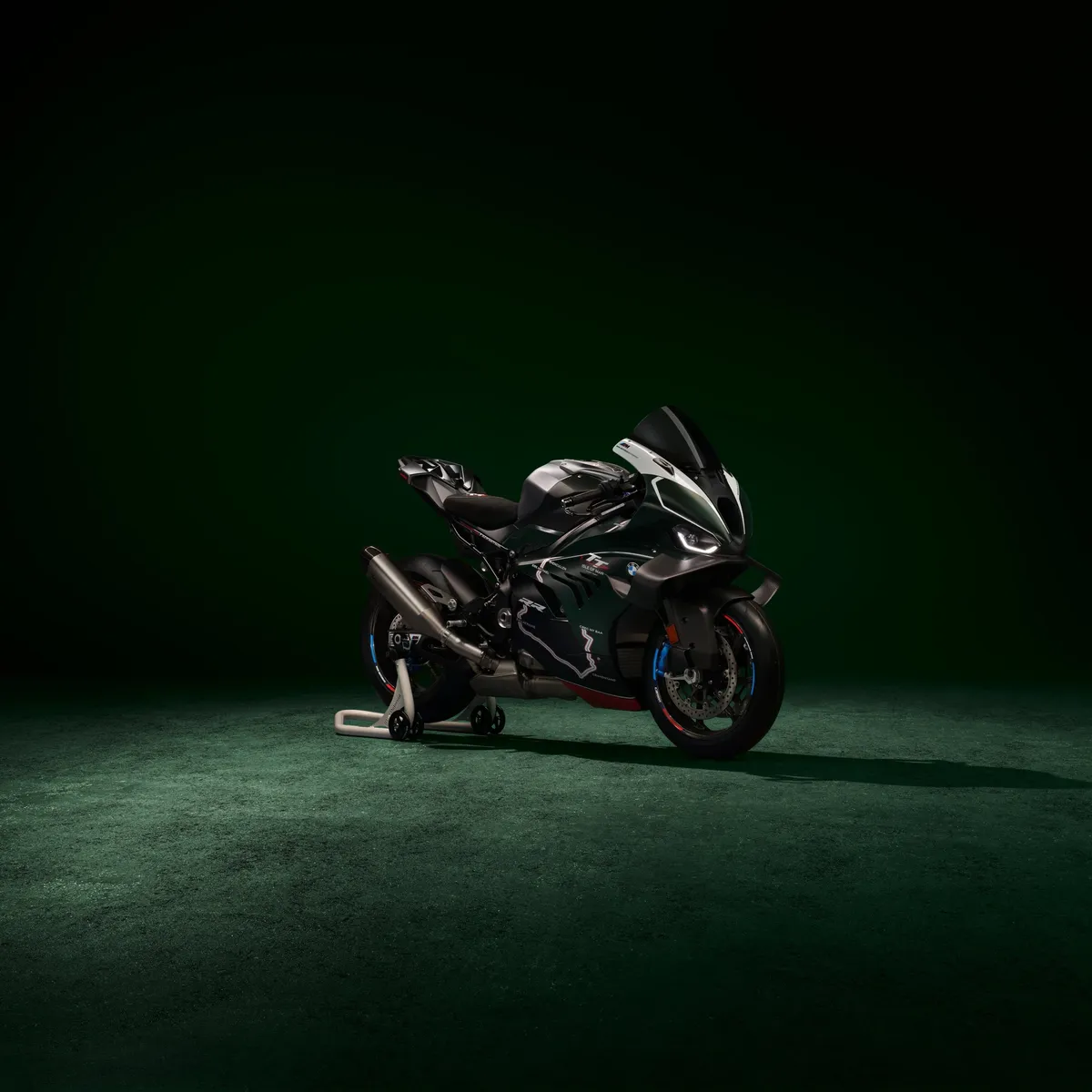 BMW раскрыла цену лимитированной версии M 1000 RR Isle of Man TT: это дорого — фото 2
