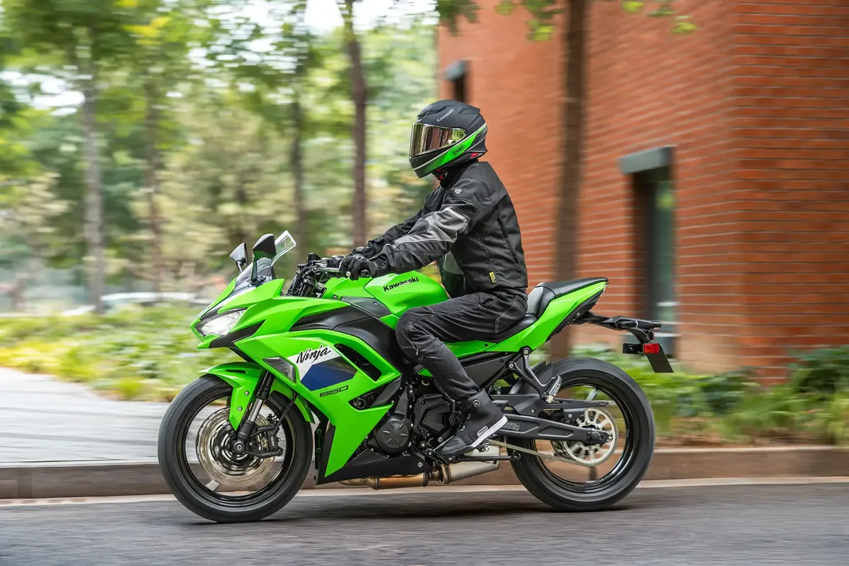 Kawasaki модернизировала подвеску и тормоза Ninja 650 для 2027 модельного года