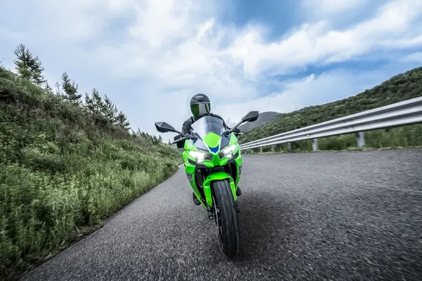 Kawasaki модернизировала подвеску и тормоза Ninja 650 для 2027 модельного года — фото 2