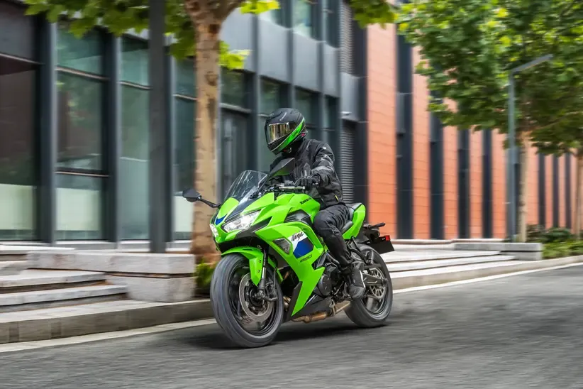 Kawasaki модернизировала подвеску и тормоза Ninja 650 для 2027 модельного года — фото 4
