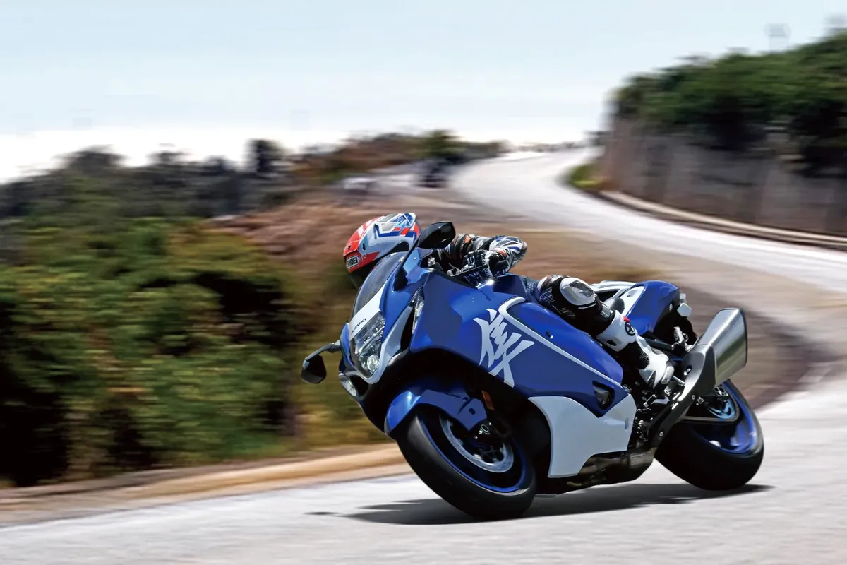 Suzuki GSX-8T: бесплатная комплектация аксессуаров стоимостью более 800 фунтов стерлингов — фото 3