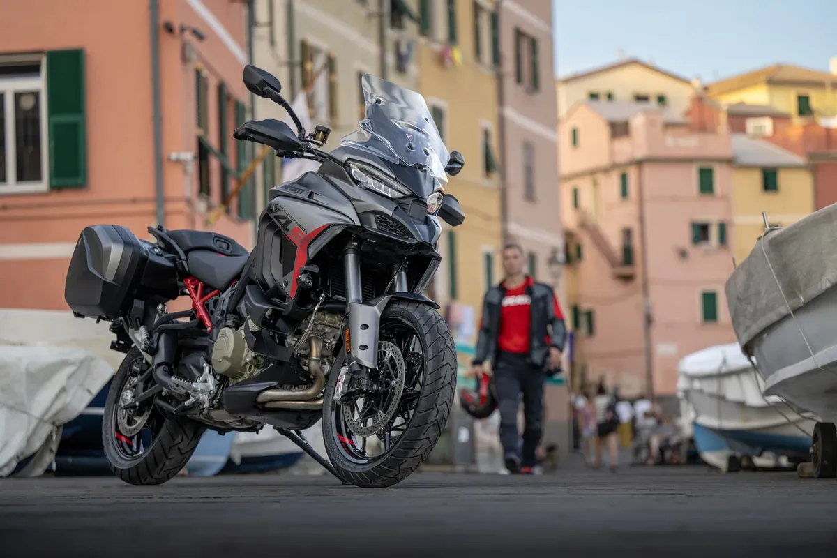 Ducati Multistrada V4 S Grand Tour: заводская комплектация для дальних путешествий — фото 2