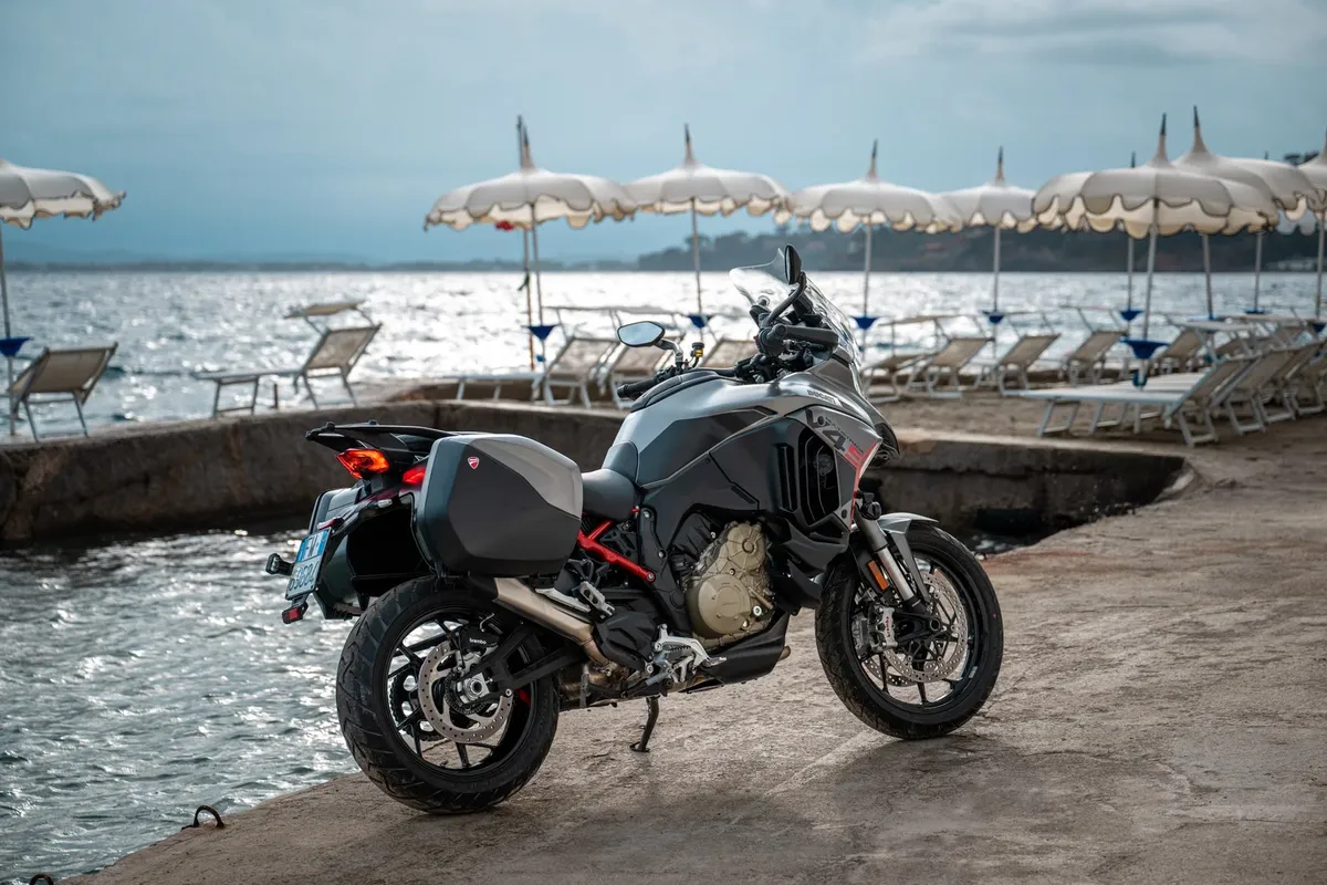 Ducati Multistrada V4 S Grand Tour: заводская комплектация для дальних путешествий — фото 3