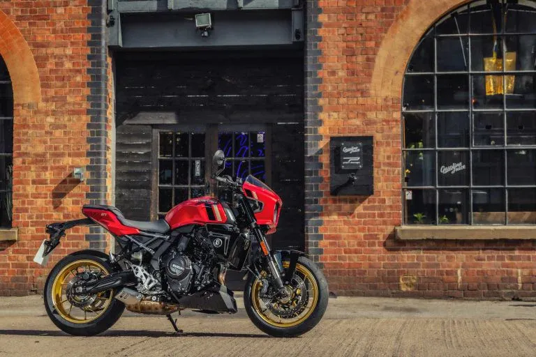 Suzuki GSX-8TT получила гоночную красно-золотую окраску — фото 2