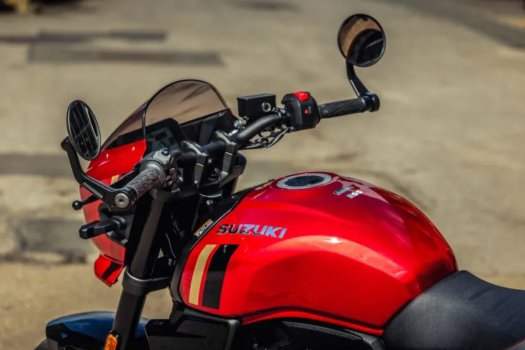 Suzuki GSX-8TT получила гоночную красно-золотую окраску — фото 3