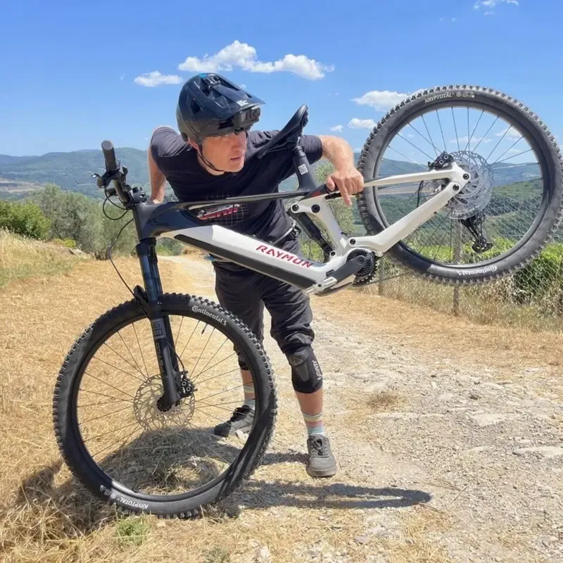 Enduro или All-Mountain? Сравниваем два электровелосипеда Raymon Ravor с мотором Yamaha: похожие, но разные