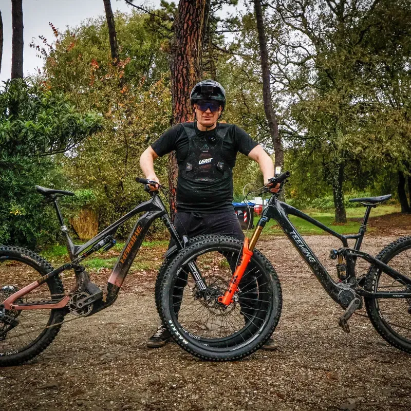 Enduro или All-Mountain? Сравниваем два электровелосипеда Raymon Ravor с мотором Yamaha: похожие, но разные — фото 3