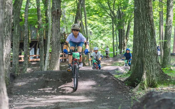 Yamaha Motor проводит MTB-тур на территории 234 гектаров леса в Гунма: участники сами готовят трассы