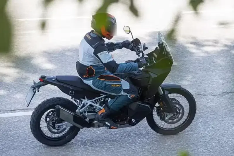Новая KTM 990 Adventure: линейка приключенческих мотоциклов расширяется, ожидается ли версия R? — фото 2