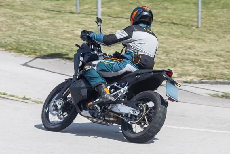 Новая KTM 990 Adventure: линейка приключенческих мотоциклов расширяется, ожидается ли версия R? — фото 3