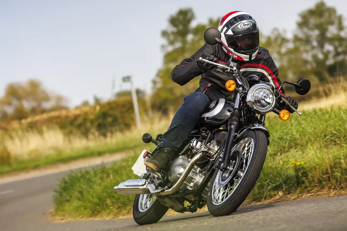 За £4768: стоит ли новый ретро-мотоцикл Kawasaki W230 своих денег?