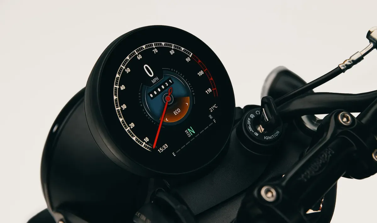 Triumph представила ретро-мотоциклы Bonneville T40 и T40 Black для рынка A2 — фото 3