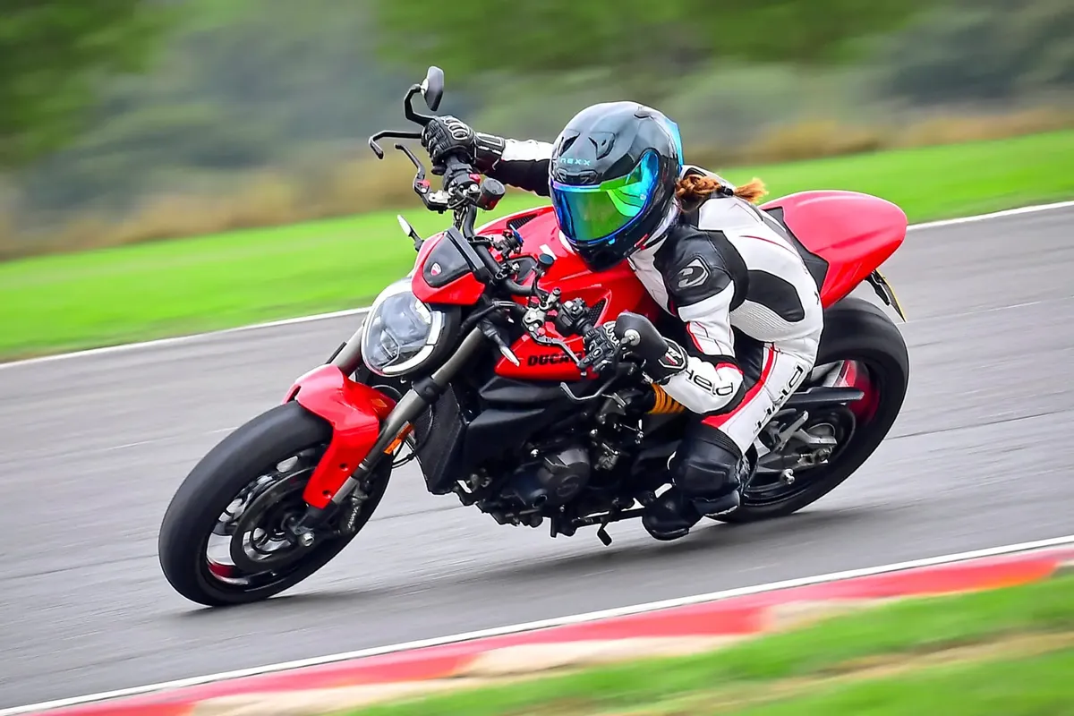Достаточно ли Ducati Monster V2 для трековых дней?