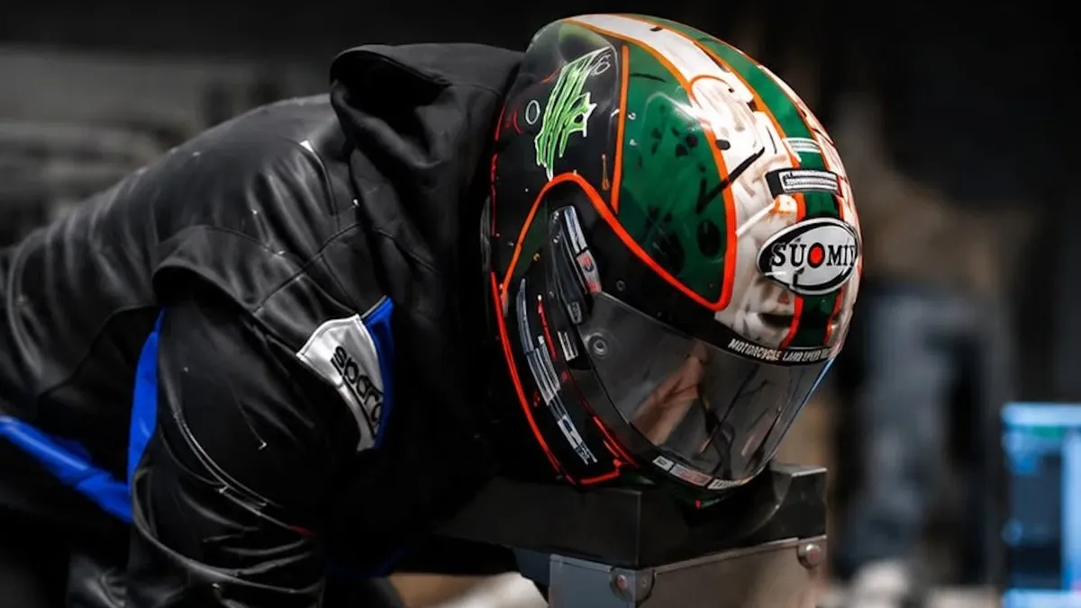 Пилот Isle of Man TT Питер Хикман покорит рекорд скорости на земле с GreyhoundLSR